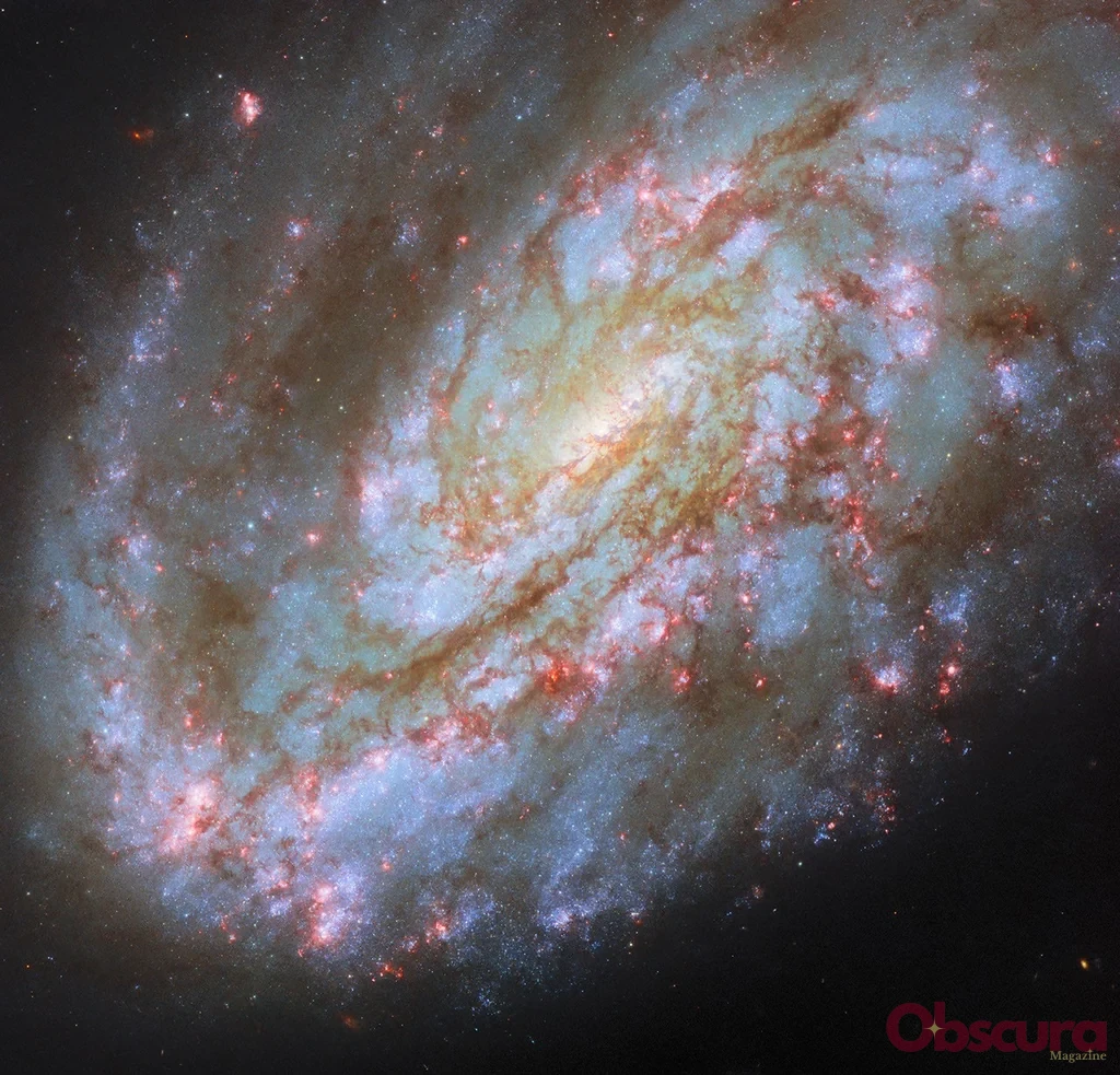 NGC 4654 : pourquoi cette galaxie spirale semble avoir été tirée d’un seul côté