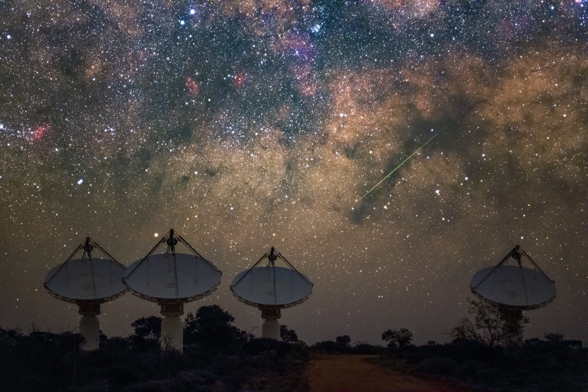 Antennes du radiotélescope australien ASKAP, dans l’ouest de l’Australie, avec la Voie lactée en arrière-plan