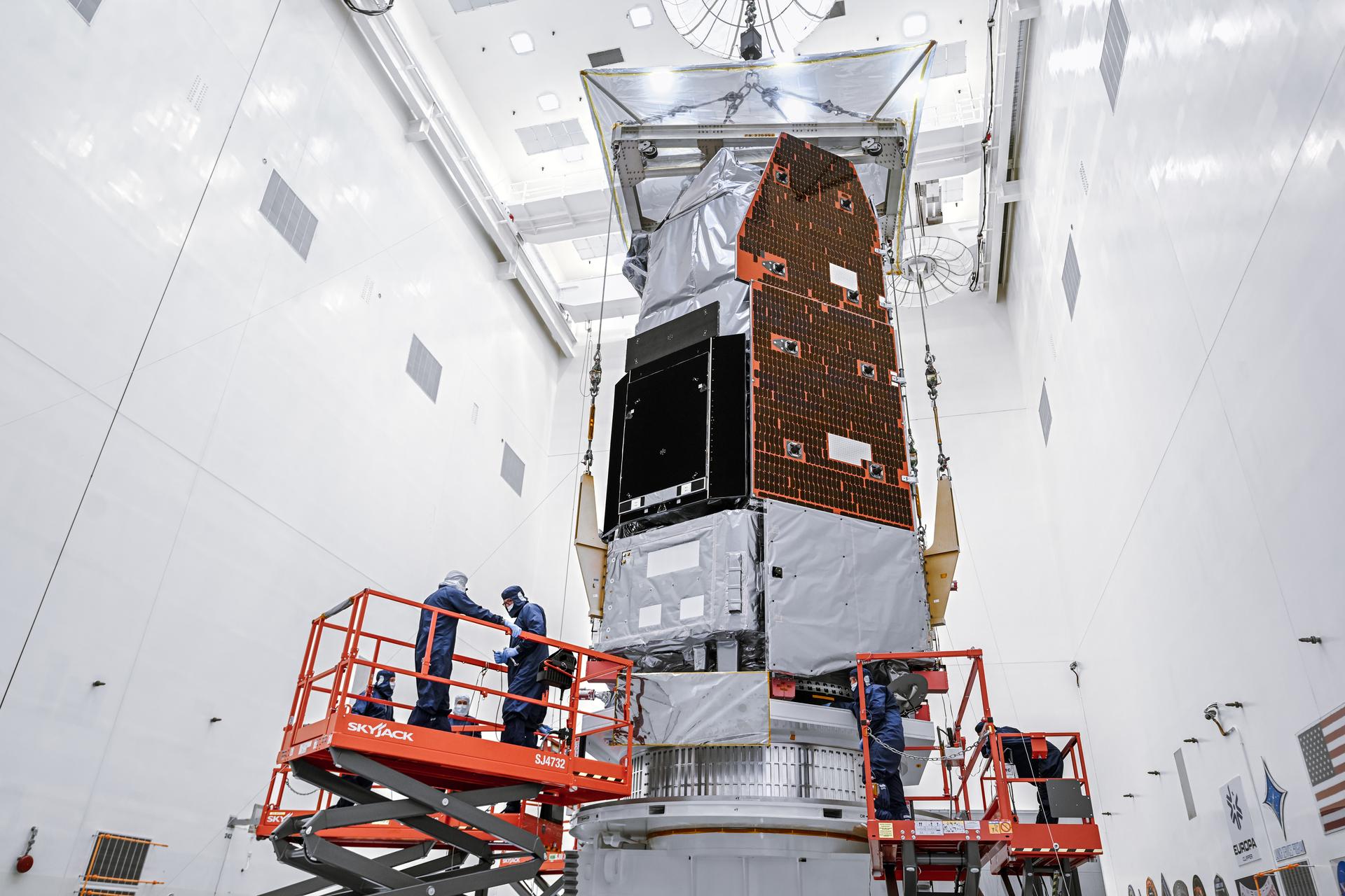 Le télescope spatial Nancy Grace Roman en salle blanche avant son lancement