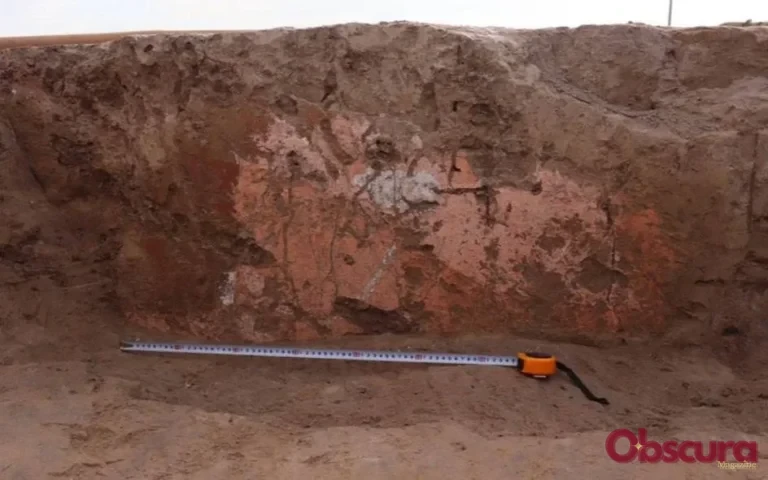 À Boburtepa, des fleurs peintes sous la chaux rouvrent l’histoire d’un bâtiment